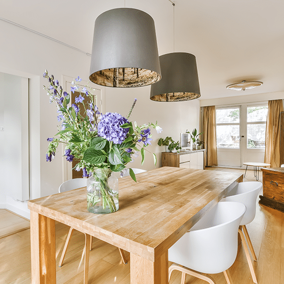 Moderne eethoek met een houten tafel en lichte muren