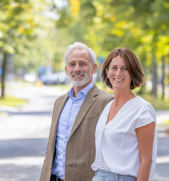 Léo en Alinda van Pfrommer Makelaardij, het persoonlijke makelaarsteam uit Harderwijk